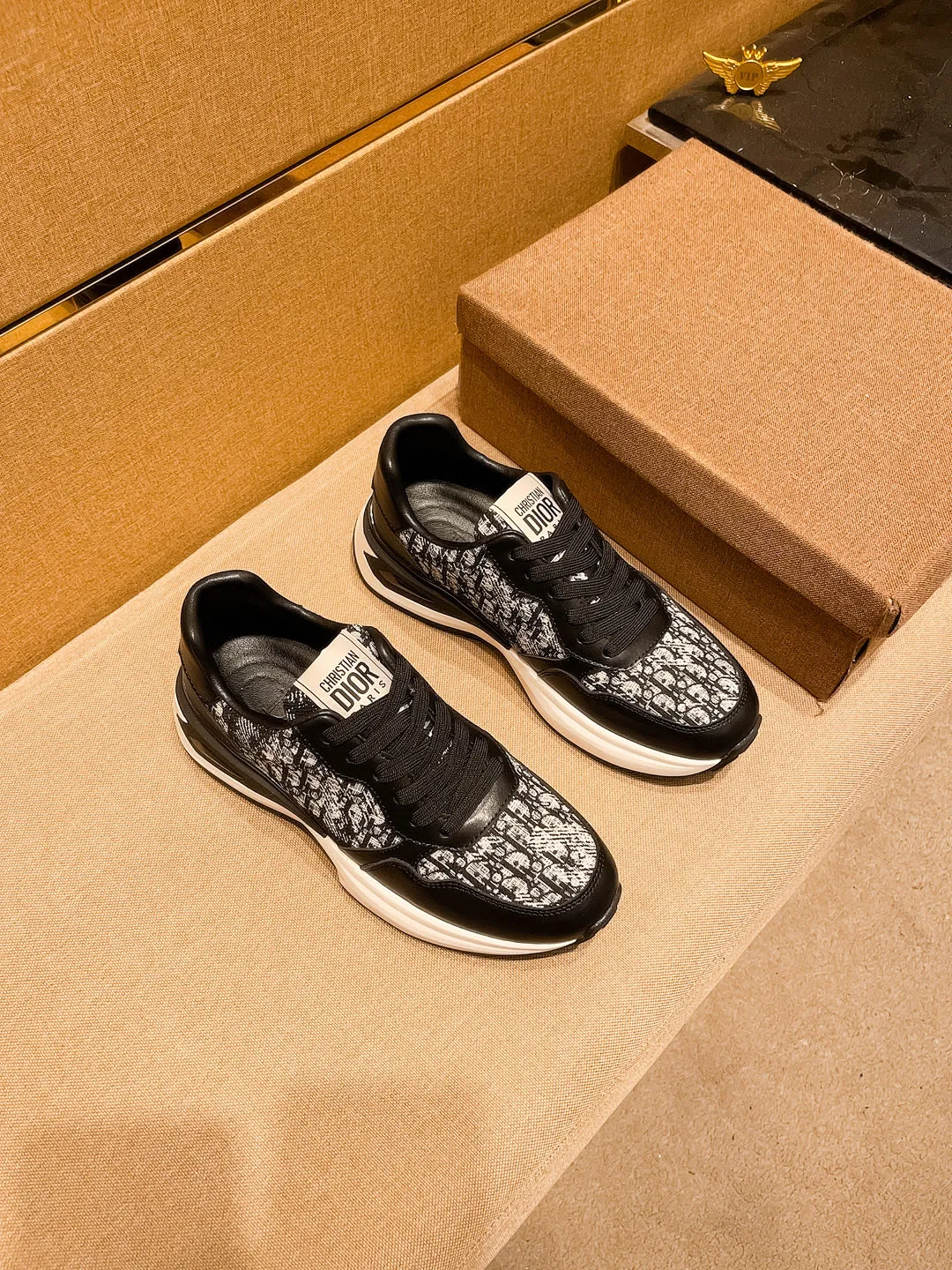 Men's shoes💰 460💰【Dior】🔥Men's high-end brand of shoes official website 1:1 latest masterpiece: the upper is made of Italian imported first-layer cowhide with a comfortable and breathable lining➕original non-slip and wear-resistant outsole🔥, making walking more convenient and comfortable! An exclusive new model, a stunning work, a beautiful 1:1 replica [color] compared to the official quality! Create a fashionable personality to set off your uniqueness! A must-have for trendy men! Classic🔥Size: 38-44 Color: 🔥 2⃣️ colors available🔥